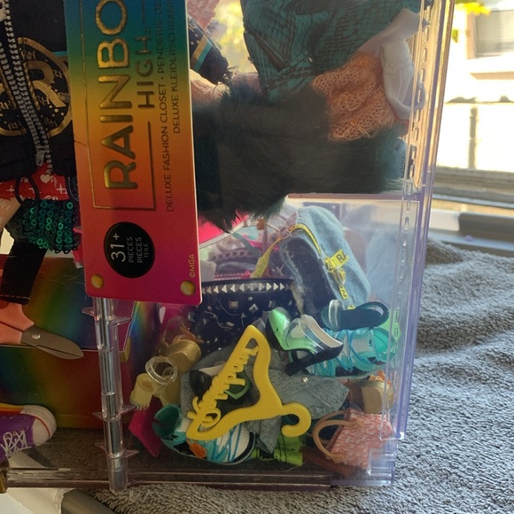 Rainbow High Closet/Dolls - Picture 2 of 8